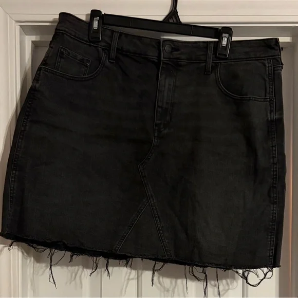 Old Navy Black Mini Denim Skirt - Like New Condition, Size 16 - Picture 4 of 5